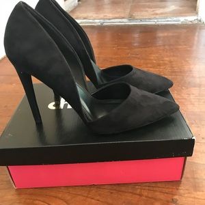 Black Pumps. Slightly New